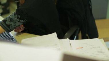 Sekreter iş istasyonu yakın çekim