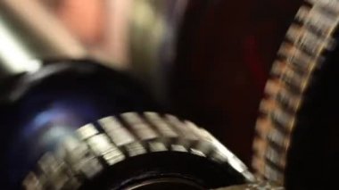 Gears'ı özel makine iplik üzerinde.