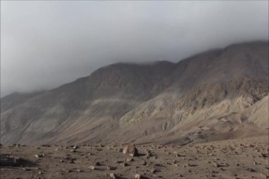 dağlarda çöl kenarında hareket bulutlar