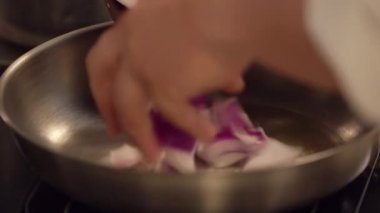 Şef yemek hazırlar