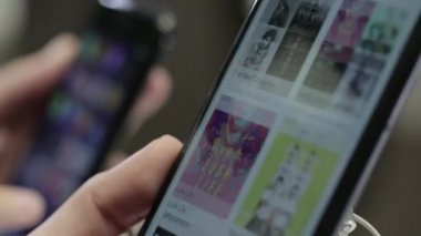 Smartphone kullanarak eller