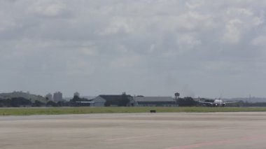 Havaalanı pist ile uçağı kalkıyor