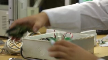elektronik aygıt üzerinde çalışan mühendis
