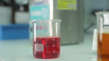 Laboratuar işçisi sıvı hareket ediyor.