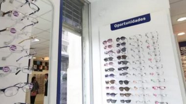 gözlük ekran bir optik mağazasından