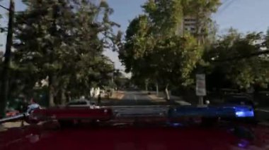 Yangın kamyon farları arkasındaki sokak