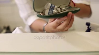 kadın gözlük dava açın