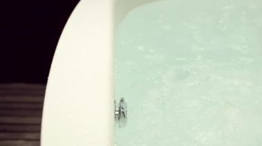 Su havzasında düşüyor