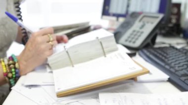 Office telefonda konuşurken alt