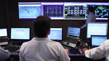 Kontrol odasında işçi