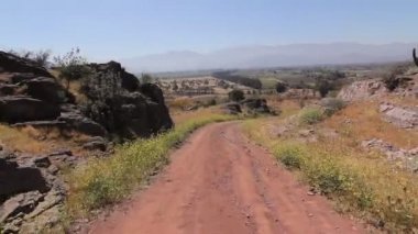 Ülke toprak yolda araba