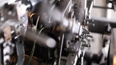 Makine yapımı bir fabrikada yaylar 