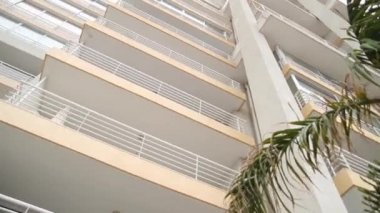 Geniş balkon binanın shot
