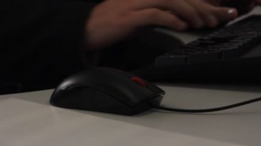 Bilgisayar fare kullanan kişi