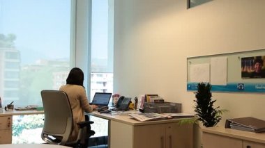 Çalışma masasında pencere yakınındaki