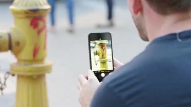 Adam alarak resmi Rio'dayken su musluğu