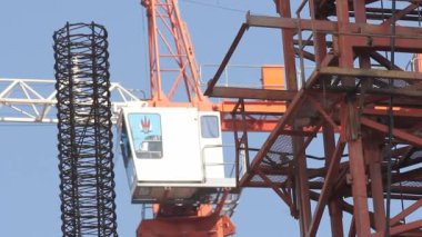 İnşaat alanında vinç Kaldırma