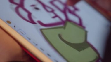 dijital bir tablet üzerinde çizim eller