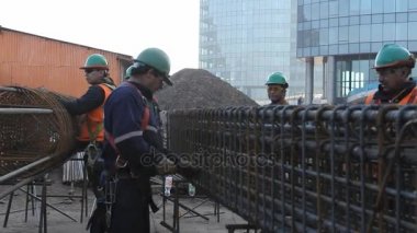 Çekme Makinası çelik üzerinde çalışan işçiler