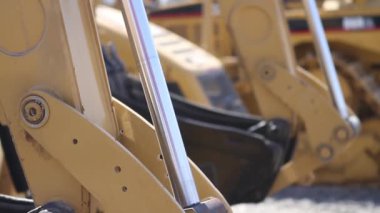 Endüstriyel buldozerler çok üzerinde park