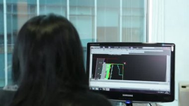 bir inşaat blueprint bilgisayarında tasarımlar mimar