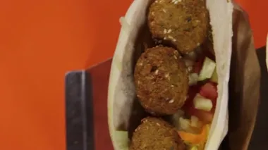 Falafel sandviç plaka üzerinde