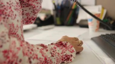 Ofis telefonu asılı el