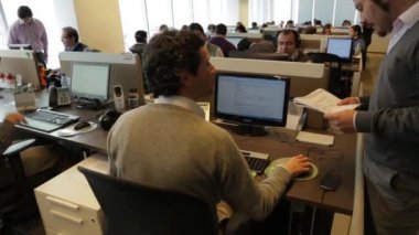 insanlar kalabalık bir ofiste konuşmak