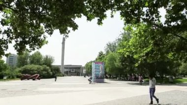 Cep telefonuyla konuşan kadın.