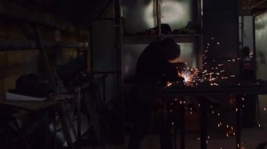 Adam metal kaynak