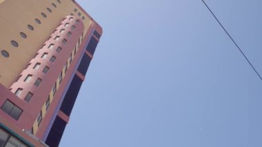 Sarı bina görünümü