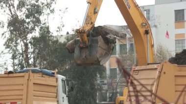 İnşaat alanında kazıcı