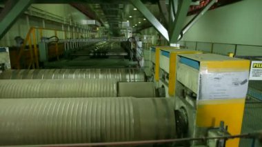 Fabrikada metal Silindirler