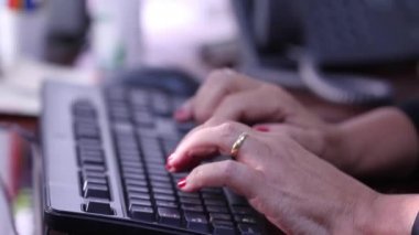 bilgisayar klavye üzerinde eller