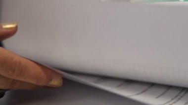 Belgeleri gözden geçirilmesi kişi