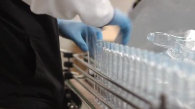montaj hattı üzerinde şeffaf plastik şişeler