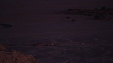 Arabalar gece karayolu üzerinde