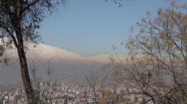 Dağlar ve çiçekler ile şehir