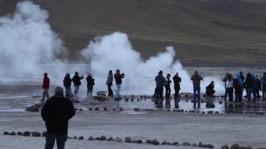 Turistler Geysers izlerken