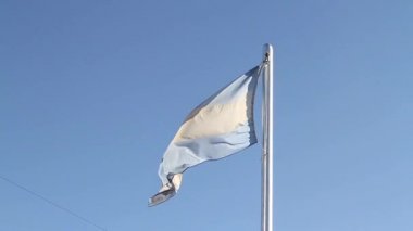 Arjantin bayrağı sallayarak