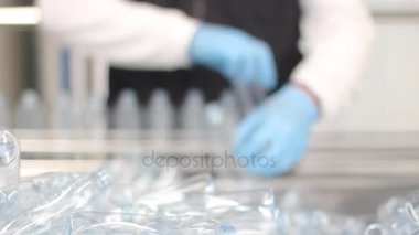 montaj hattı üzerinde şeffaf plastik şişeler