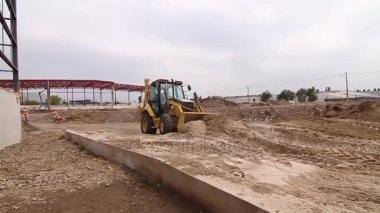 İnşaat alanında kazıcı