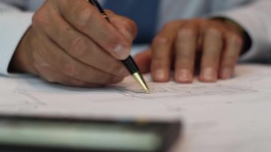 Hesaplamalar yaparken ve notlar almak kişi