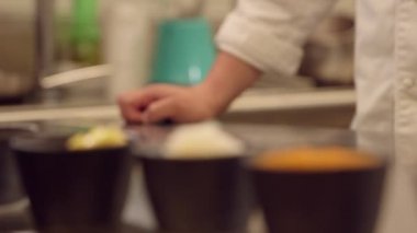 Şef'in el peynir bir kase koyarak