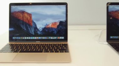 Bir mağazada sergilenen MacBook bilgisayarlar