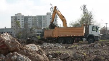 İnşaat alanında kazıcı