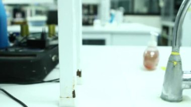 Laboratuvar Cihazları ile tablo