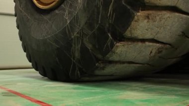 Bir işçinin bir yol engeli önünde bir kamyon koyar