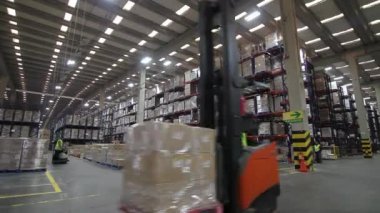 Depo içinde forklift 