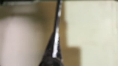 bir fabrikada iş makinesi